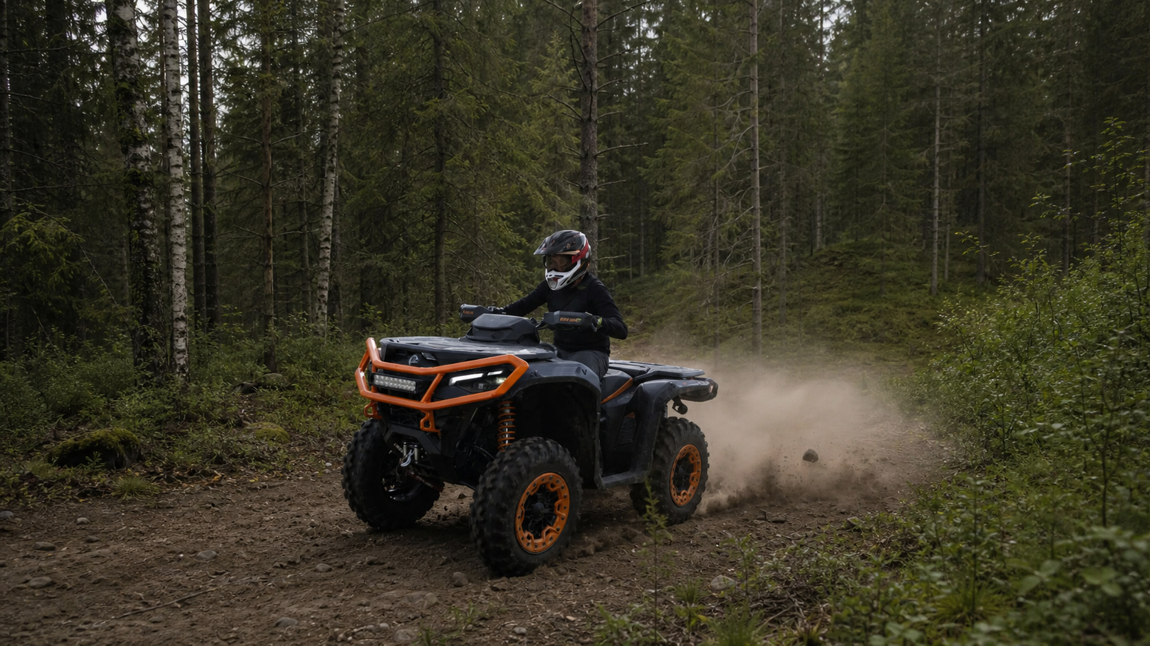 CAN AM outlander keturratis važiuoja miško keliu