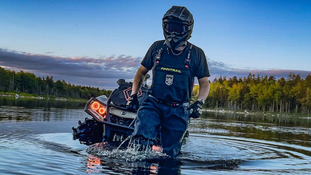 FINNTRAIL neperšlampama apranga keturračių vairuotojams